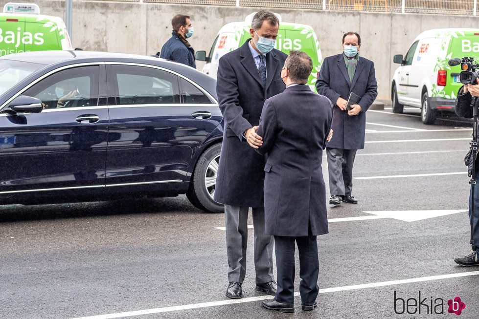 El Rey Felipe da el pésame a Emiliano García-Page por la muerte de su madre