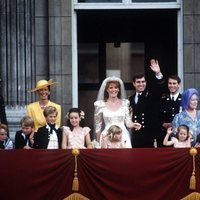 El Príncipe Andrés y Sarah Ferguson en su boda junto a la Reina Isabel, el Duque de Edimburgo, la Reina Madre, el Príncipe Eduardo, Susan Barrantes y Zara 