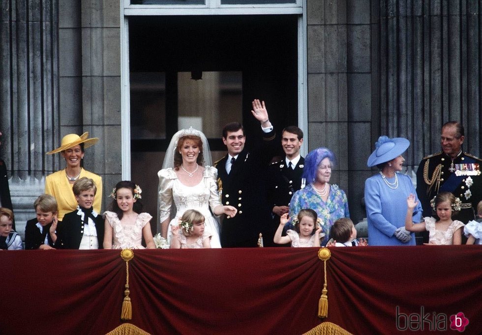 El Príncipe Andrés y Sarah Ferguson en su boda junto a la Reina Isabel, el Duque de Edimburgo, la Reina Madre, el Príncipe Eduardo, Susan Barrantes y Zara 