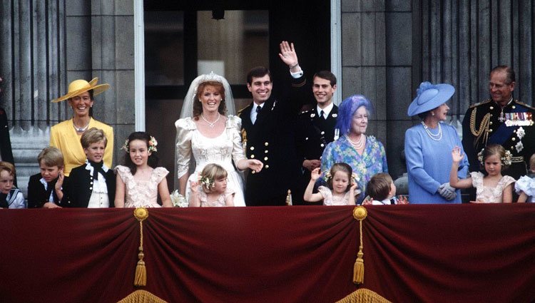 El Príncipe Andrés y Sarah Ferguson en su boda junto a la Reina Isabel, el Duque de Edimburgo, la Reina Madre, el Príncipe Eduardo, Susan Barrantes y Zara 