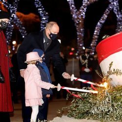 Charlene de Mónaco observa a Alberto de Mónaco y a sus hijos Jacques y Gabriella de Mónaco en la quema de la barca de Santa Devota 2021