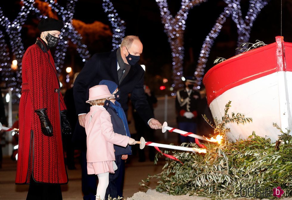 Charlene de Mónaco observa a Alberto de Mónaco y a sus hijos Jacques y Gabriella de Mónaco en la quema de la barca de Santa Devota 2021