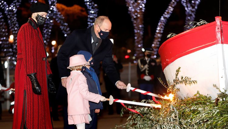 Charlene de Mónaco observa a Alberto de Mónaco y a sus hijos Jacques y Gabriella de Mónaco en la quema de la barca de Santa Devota 2021