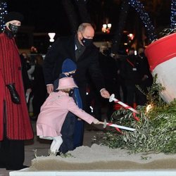 Alberto y Charlene de Mónaco y sus hijos Jacques y Gabriella de Mónaco en la quema de la barca en Santa Devota 2021