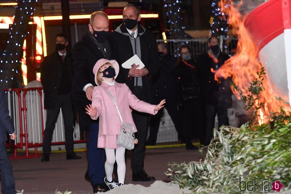 Alberto de Mónaco y su hija Gabriella de Mónaco en Santa Devota 2021