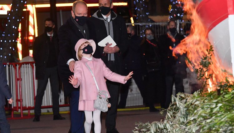 Alberto de Mónaco y su hija Gabriella de Mónaco en Santa Devota 2021