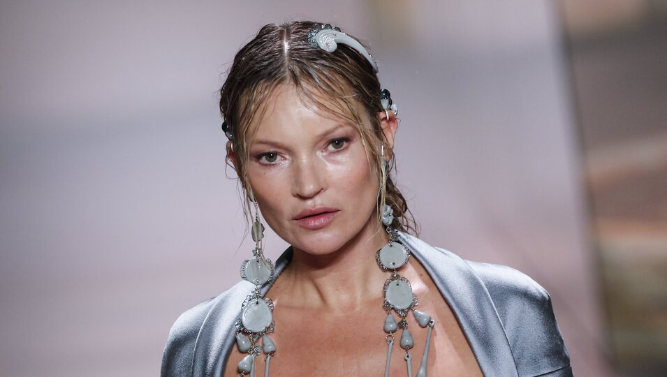 Kate Moss en el desfile de la colección Alta Costura primavera/verano 2021 de Fendi