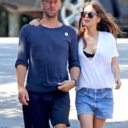 Chris Martin y Dakota Johnson dando un paseo por los Hamptons