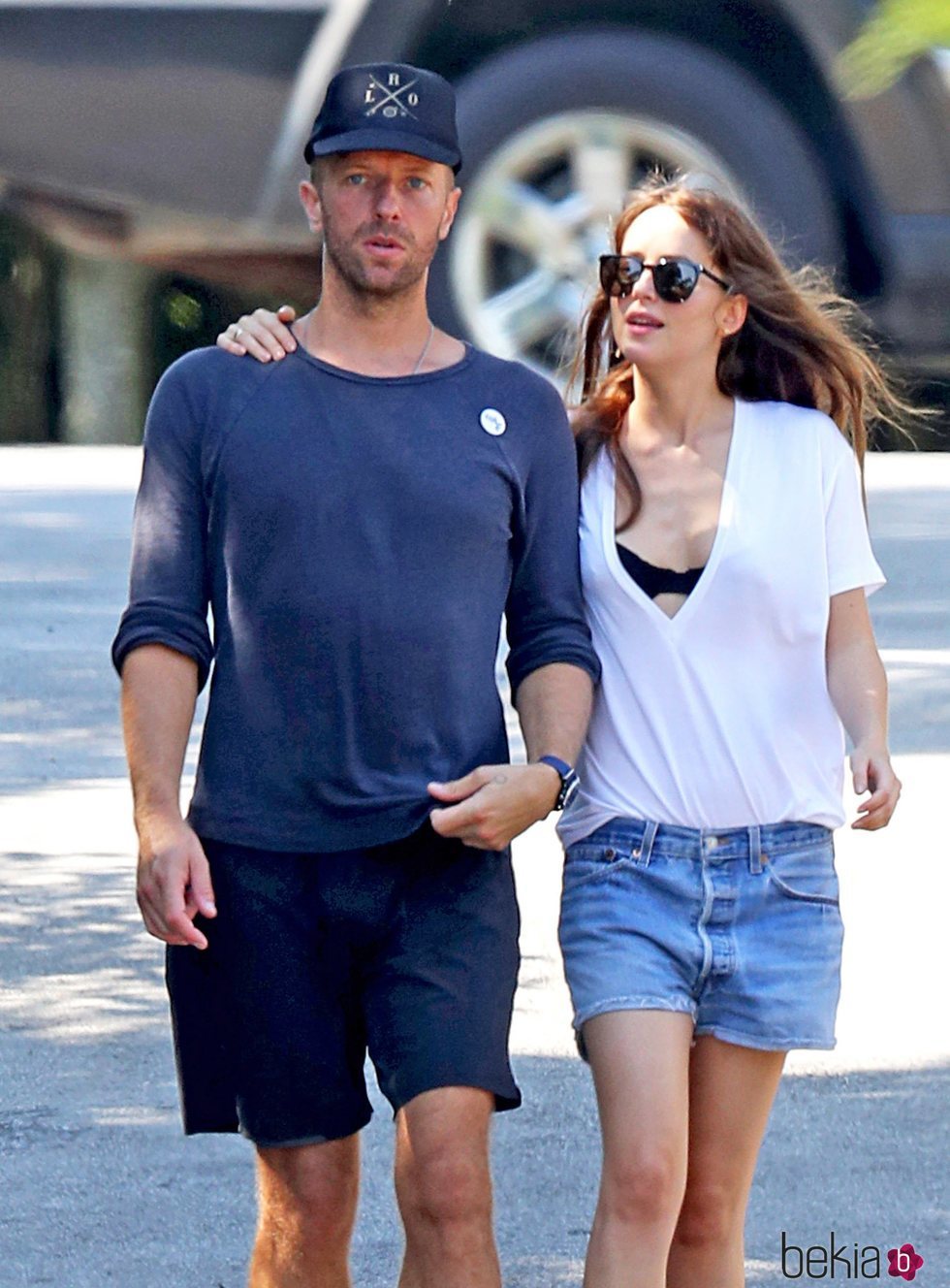 Chris Martin y Dakota Johnson dando un paseo por los Hamptons