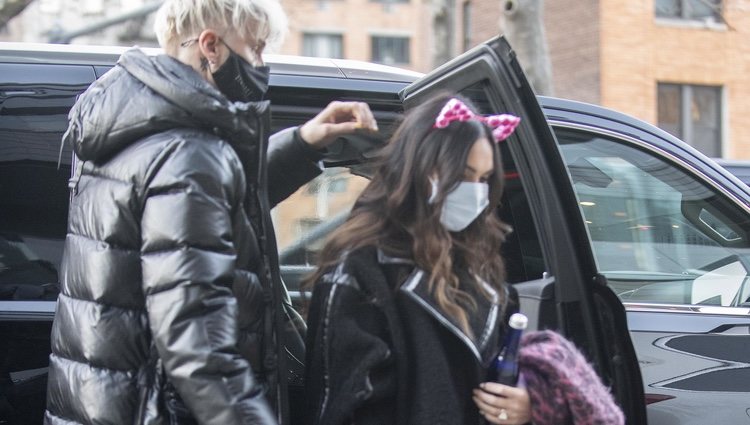 Megan Fox luciendo un sospechoso anillo junto a Machine Gun Kelly