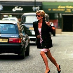 Lady Di echando a correr para huir de los fotógrafos