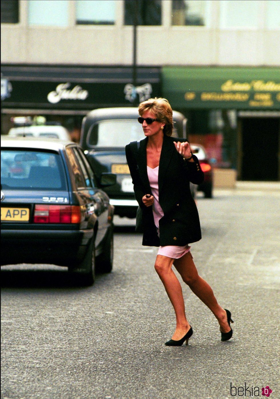 Lady Di echando a correr para huir de los fotógrafos