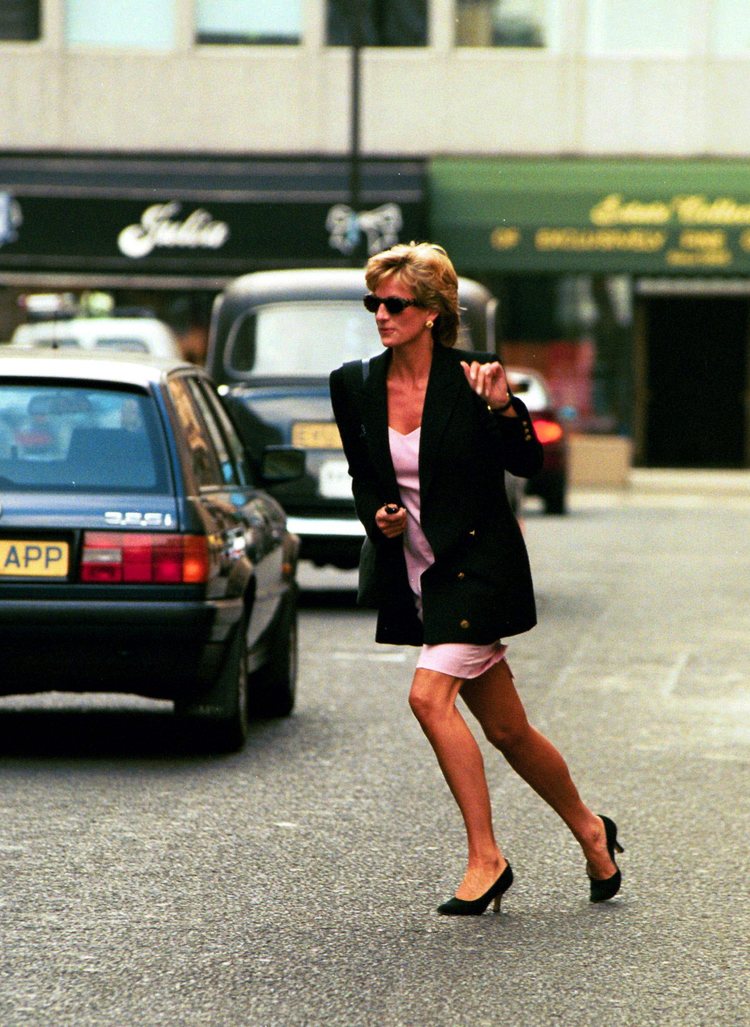 Lady Di echando a correr para huir de los fotógrafos