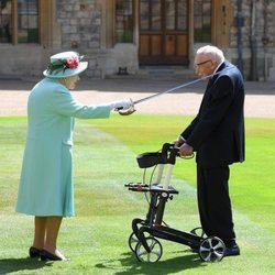 La Reina Isabel en la investidura del Capitán Tom Moore como Caballero