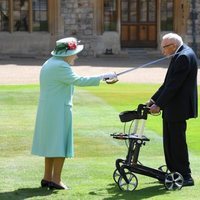 La Reina Isabel en la investidura del Capitán Tom Moore como Caballero