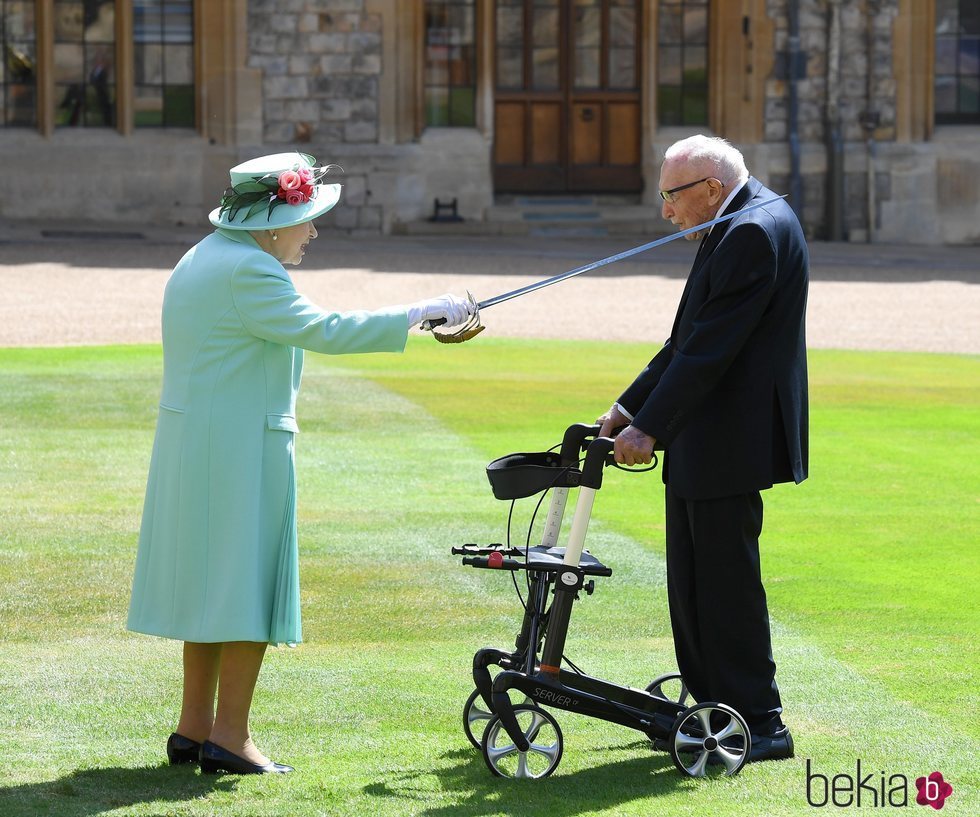 La Reina Isabel en la investidura del Capitán Tom Moore como Caballero