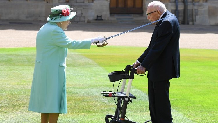 La Reina Isabel en la investidura del Capitán Tom Moore como Caballero