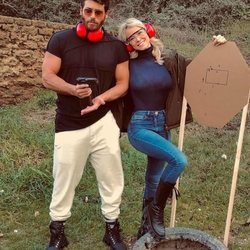 Can Yaman con Diletta Leotta en un campo de tiro