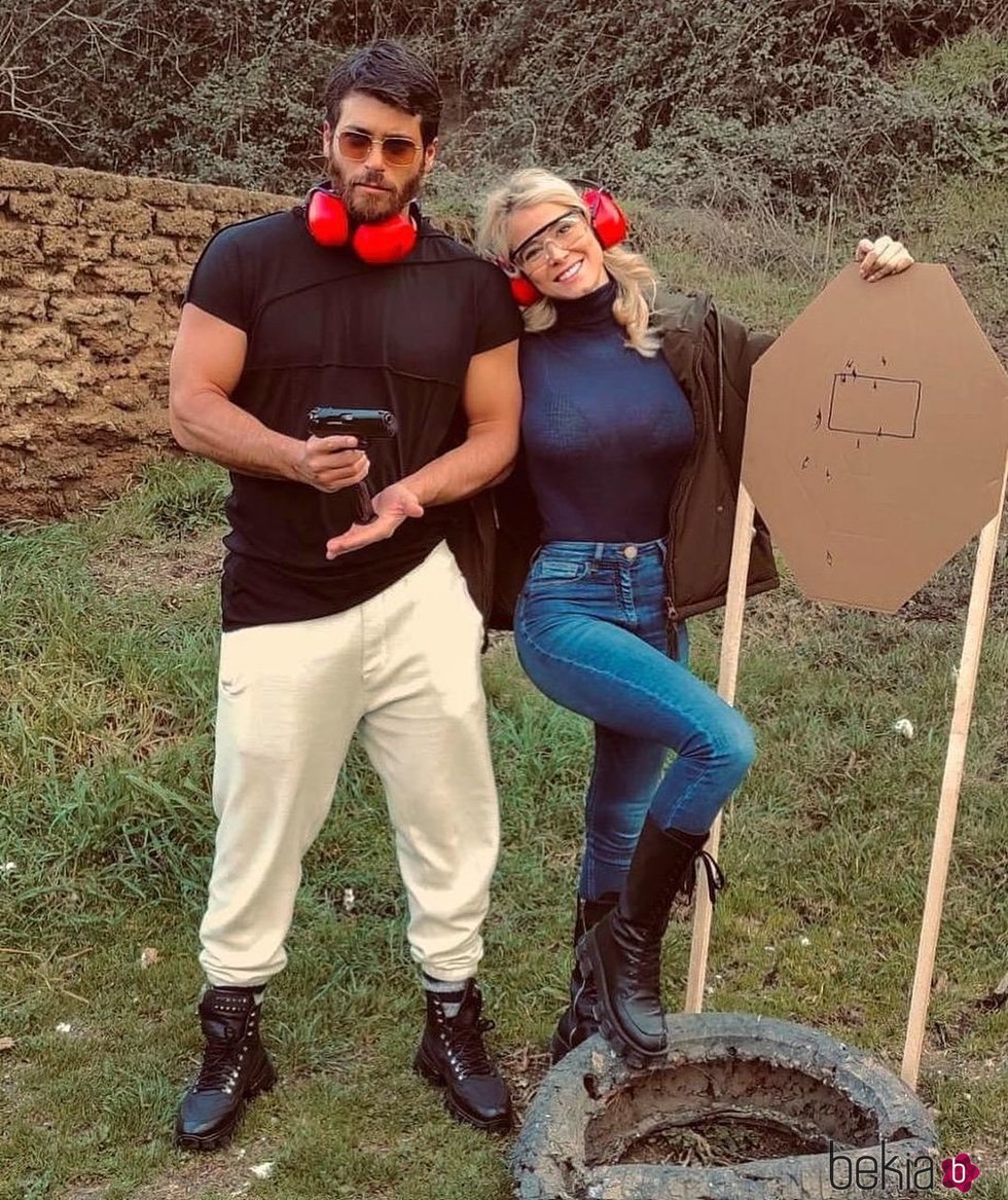 Can Yaman con Diletta Leotta en un campo de tiro