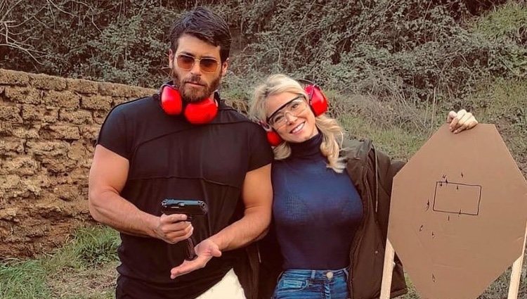 Can Yaman con Diletta Leotta en un campo de tiro