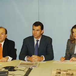 Los Reyes Felipe y Letizia con José Antich en su visita a La Vanguardia cuando eran Príncipes de Asturias