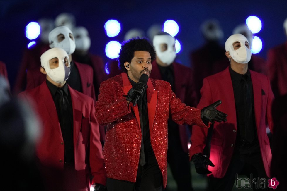 The Weeknd, rodeado de sus bailarines en la Super Bowl 2021