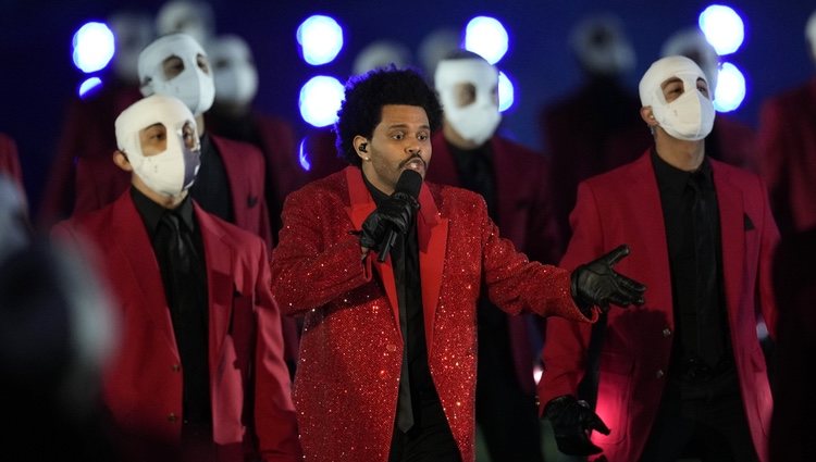 The Weeknd, rodeado de sus bailarines en la Super Bowl 2021