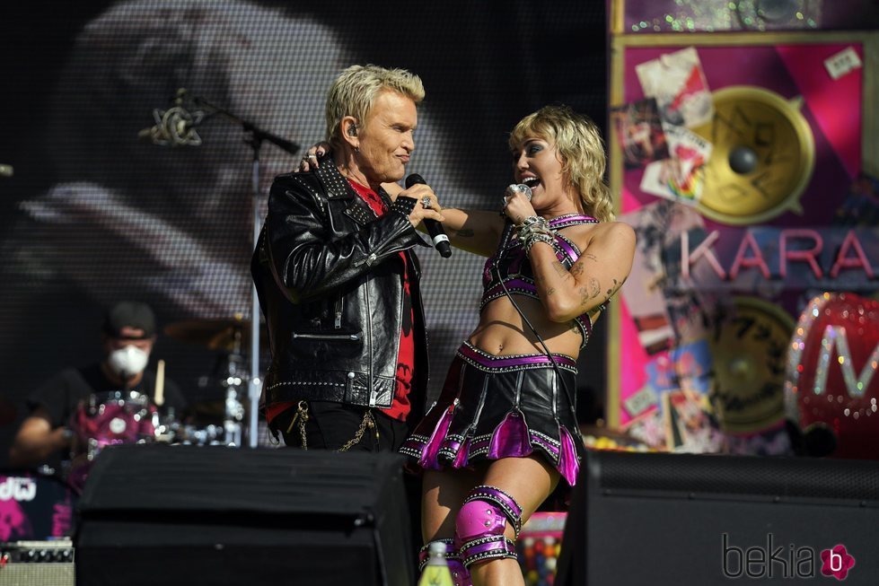 Miley Cyrus con Billy Idol en la Super Bowl 2021