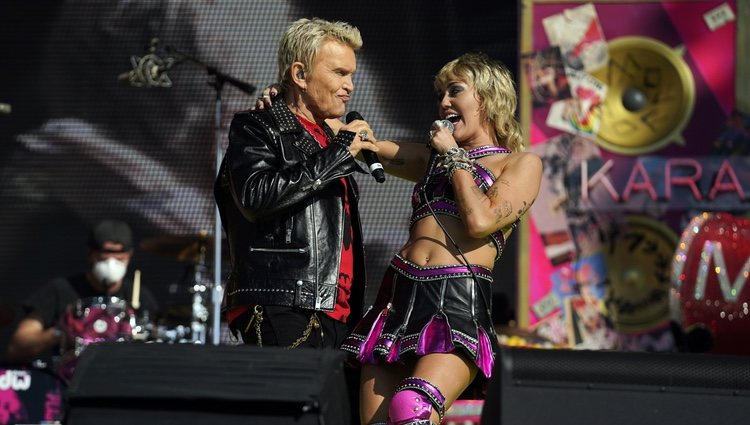 Miley Cyrus con Billy Idol en la Super Bowl 2021