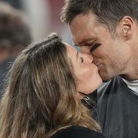 Tom Brady y Gisele Bündchen besándose en la Super Bowl 2021