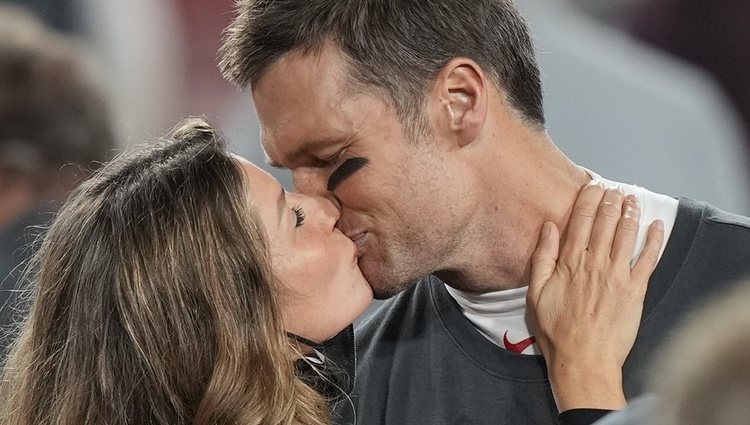 Tom Brady y Gisele Bündchen besándose en la Super Bowl 2021