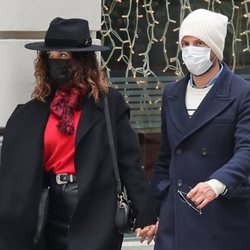 Juana Acosta y Charles Azalet paseando por Madrid