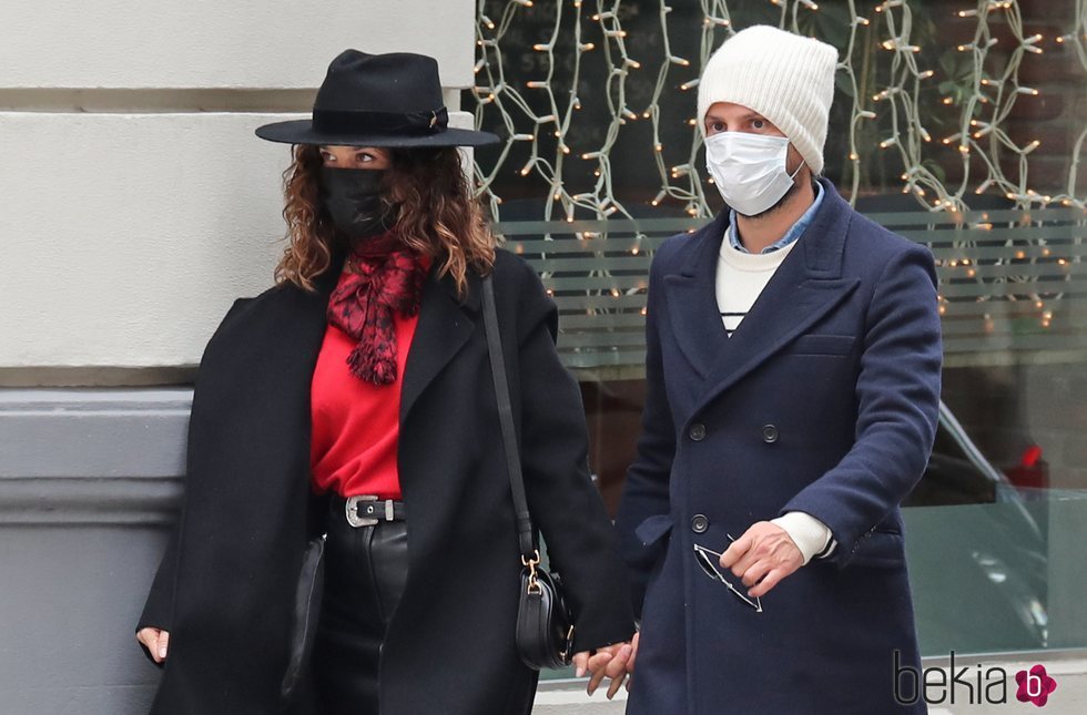 Juana Acosta y Charles Azalet paseando por Madrid