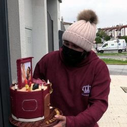 Kiko Rivera sostiene una original tarta por su cumpleaños