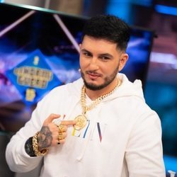 Omar Montes enseñando sus joyas en 'El Hormiguero'