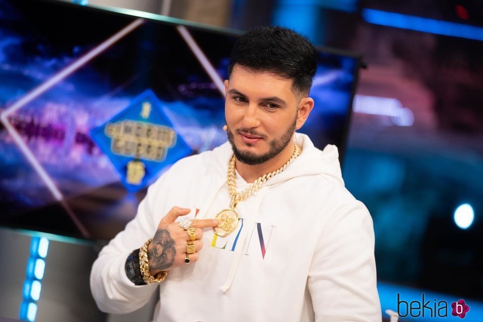 Omar Montes enseñando sus joyas en 'El Hormiguero'