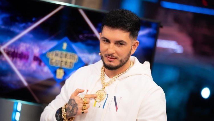 Omar Montes enseñando sus joyas en 'El Hormiguero'