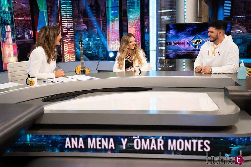 Nuria Roca entrevistando a Ana Mena y Omar Montes en 'El Hormiguero'