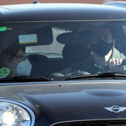 Iker Casillas con su suegra saliendo del hospital en el que está ingresada Sara Carbonero