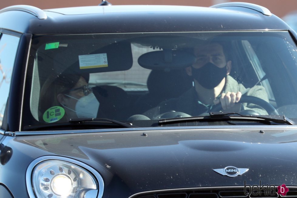 Iker Casillas con su suegra saliendo del hospital en el que está ingresada Sara Carbonero