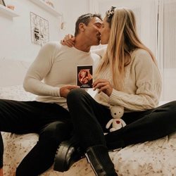 Hugo Sierra e Ivana Icardi anunciando que esperan su primer hijo