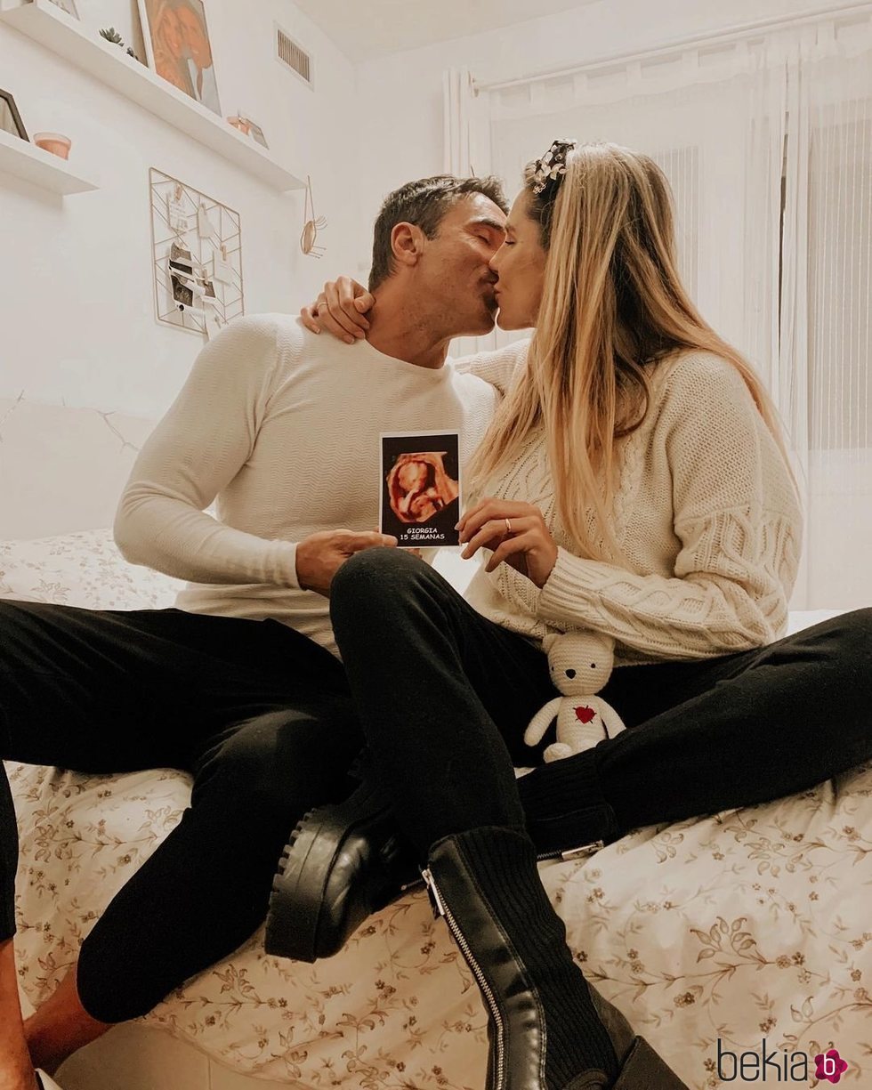 Hugo Sierra e Ivana Icardi anunciando que esperan su primer hijo