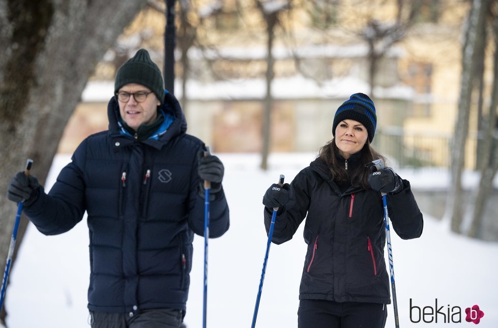 Los Príncipes Victoria y Daniel de Suecia dando un paseo por la nieve