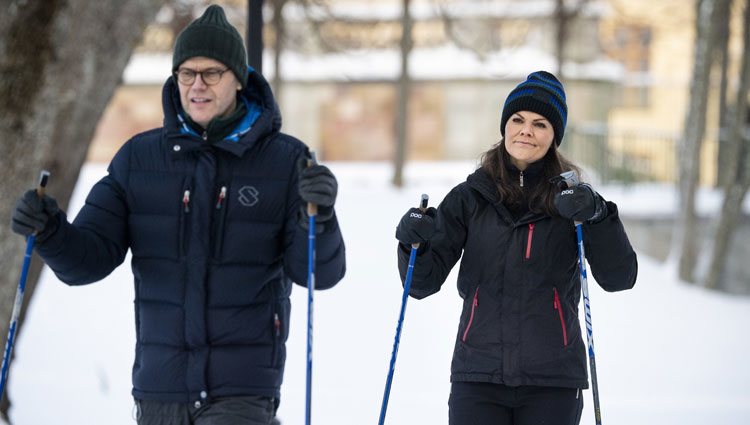 Los Príncipes Victoria y Daniel de Suecia dando un paseo por la nieve