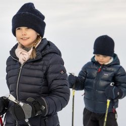 Los Príncipes Estela y Oscar de Suecia dando un paseo por la nieve