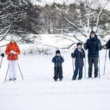 Los Reyes Carlos Gustavo y Silvia y los Príncipes Victoria, Daniel, Estela y Oscar de Suecia posando en la nieve