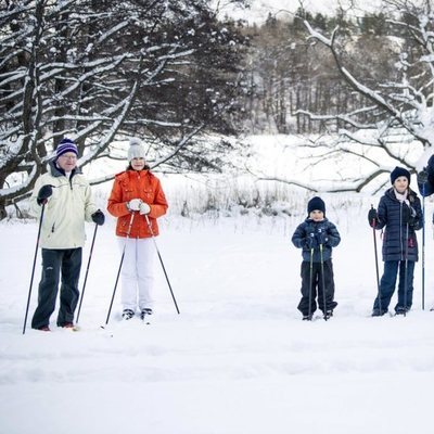 Posado de los Reyes suecos y la Princesa Victoria y su familia en la nieve