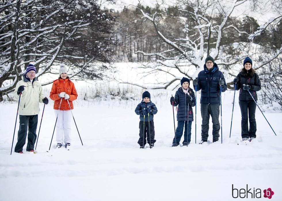 Los Reyes Carlos Gustavo y Silvia y los Príncipes Victoria, Daniel, Estela y Oscar de Suecia posando en la nieve