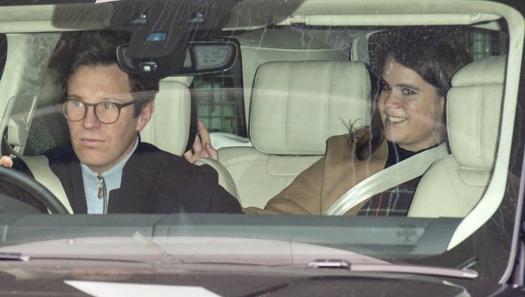 Eugenia de York y Jack Brooksbank saliendo del Portland Hospital de Londres