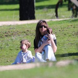 Isabel Jiménez en el parque con sus dos hijos